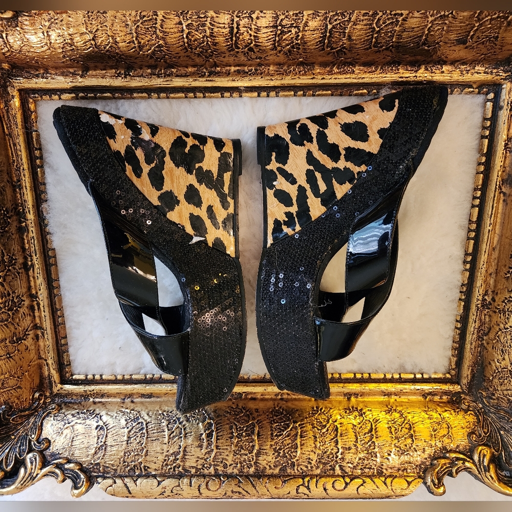 Beverly Feldman Leopard Wedge Size 7 (P2)